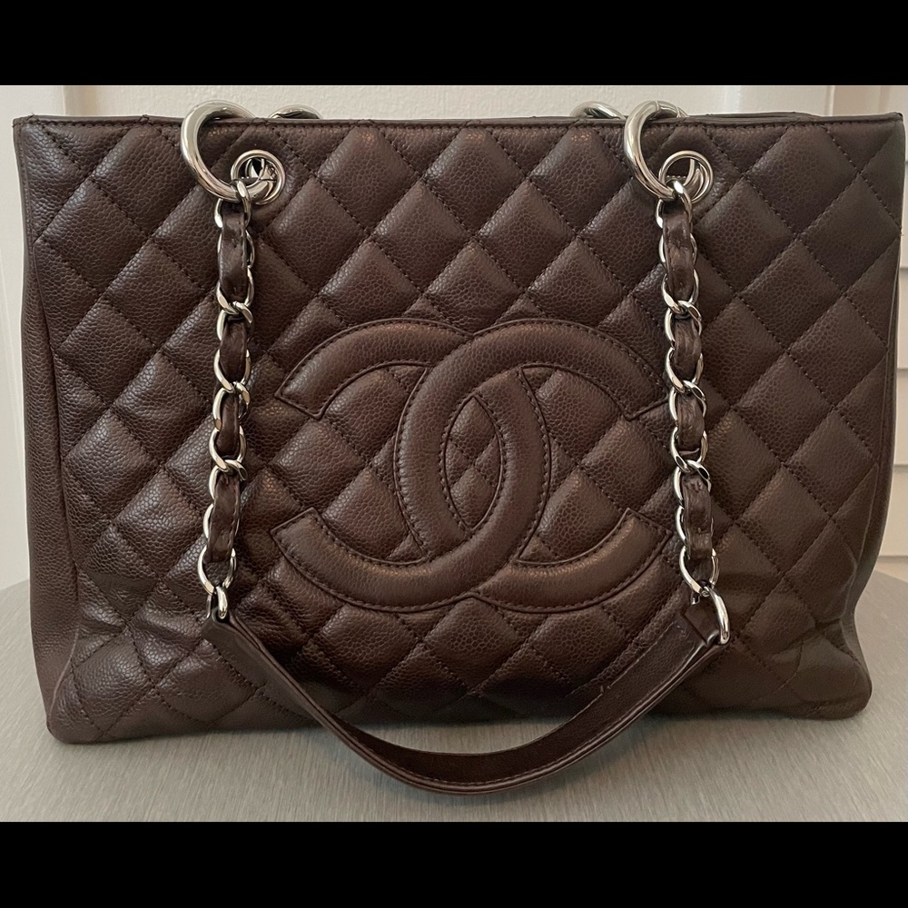 CHANEL GRAND LARGE SHOPPING TOTE IN CAVIAR LEATHER.